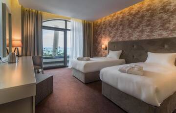 Улучшенный двухместный номер с 2 отдельными кроватями в Отеле The Grand Gloria Hotel